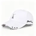 Dettaglio del cappellino da baseball bianco con ricamo Paris e ciondolo torre Eiffel - Torre Eiffel Bianco