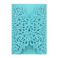 Dettaglio di un elegante biglietto d'invito per matrimonio blu con rose al laser. - Blu Tiffany