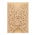 Dettaglio del motivo floreale rosa tagliato al laser su carta perlata champagne - Beige Oro