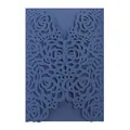 Dettaglio degli intricati motivi di rose tagliati al laser sulla partecipazione blu - Blu Magico