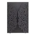 Dettaglio dell'intricato motivo a rose tagliato al laser sulla partecipazione grigio scuro - Nero Cachi