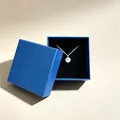 Scatola regalo gioielli quadrata blu premium con collana argento per display elegante - Blu lino semplice
