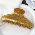 Grande pince à cheveux ambre marbrée en acétate pour femmes élégantes. - Orange mouvant