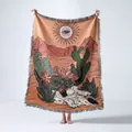 Vue détaillée de la couverture de désert bohème tissée avec motif de soleil et crâne - Désert Bohème Multicolore / 130x160cm