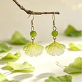 Pendientes de hoja de ginkgo vintage con cuentas verdes y un fino acabado degradado - Estilo de Hoja de Ginkgo Degradada con Perla Verde / Verde