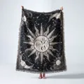 Coperta tessuta bohémien con motivo celeste sole e luna in bianco e nero e frange ai bordi - 130x160cm / Blu chiaro di luna