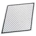 Détail d'un foulard carré en satin blanc avec motif à pois noirs et bordure contrastée. - Pois Blanc / Écharpe Plissée