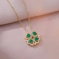 Élégant collier trèfle plaqué or avec pierres de cœur vertes sur fond de soie rose doux - Collier D'émeraudes X1207