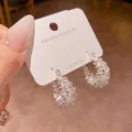 Elegante silberne Creolen mit einer einzigartigen strukturierten Lava-Perlen-Oberfläche - Unregelmäßige gehämmerte Creolen (E7137) / Silber