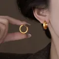 Elegante Creolen in Mattgold mit strukturierter Oberfläche für einen minimalistischen Look. - Matte matte Luxus-Creolen (E7117) / Gold