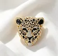 Vue détaillée d'une broche tête de léopard vintage avec strass étincelants et fini doré - Or