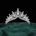 Detaillierte Ansicht einer silbernen Barock-Tiara mit Kristallen auf grünem Seidenstoff - Silber Basis Weißer Strass Stil (HGA005) / Silber