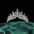 Detailansicht der silbernen Barock-Brautkrone mit schillernden Steinen auf grünem Satin. - Silber Basis Aurora Borealis Stil (HGA005) / Silber