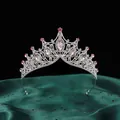 Nahaufnahme des barocken Braut-Diadems mit rosa Steinen und glänzender Versilberung - Silber Basis Rosa Strass Stil (HGA005) / Silber