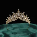 Nahaufnahme des luxuriösen barocken Braut-Diadems aus Gold mit eleganten Markiseschliff-Kristallen - Gold Basis Weißer Strass Stil (HGA005) / Gold