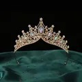 Detailansicht der luxuriösen Barock-Brautkrone mit opalen Marquise-Kristallen auf Satin - Gold Basis Aurora Borealis Stil (HGA005) / Gold