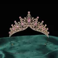Detailansicht eines luxuriösen Barock-Brauttiaras mit rosa marquiseförmigen Kristallen - Gold Basis Rosa Strass Stil (HGA005) / Gold