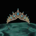 Exquisite Nahaufnahme eines luxuriösen Barock-Brautdiadems mit blauen Edelsteinen - Gold Basis Seeblau Stil (HGA005) / Gold