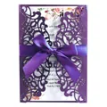 Élégante carte d'invitation de mariage violette découpée au laser avec nœud en satin - Violet foncé
