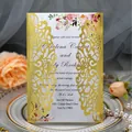 Carte d'invitation de mariage dorée découpée au laser avec un insert floral sur papier perlé - Or Réfléchissant