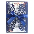 Élégant faire-part de mariage bleu marine découpé au laser avec carte florale et nœud en satin - Bleu Magique
