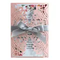 Elégante carte d'invitation de mariage rose découpée au laser avec ruban. - Rose Avec Un Nœud Argenté
