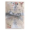 Élégante invitation de mariage découpée au laser en papier perlé rose avec ruban argenté - Poudre De Viande (avec Nœud Argenté)