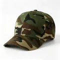 Vue détaillée d'une casquette de baseball camouflage avec motifs verts et marrons - Camouflage 2