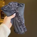 Eleganti guanti invernali leopardati grigi da donna con fiocco e calda fodera in finta pelliccia - Grigio Patchwork