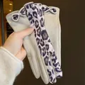Eleganti guanti invernali da donna beige con inserti leopardati e fiocchi decorativi - Patchwork Beige