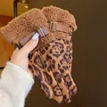 Eleganti guanti invernali leopardati da donna con bordo in ecopelliccia e fibbia - Marrone