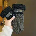 Guanti invernali leopardati da donna con polsini in finta pelliccia nera e fibbia decorativa - Verde Scuro