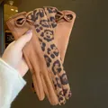 Eleganti guanti invernali da donna marroni con una stampa leopardata e dettaglio fiocco - Patchwork Caffè