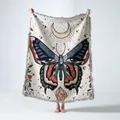 Couverture bohème à franges présentant un motif mystique de papillon et de lune - Motif de Papillon / 130x160cm