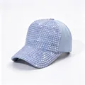 Vista dettagliata di un cappello da baseball in denim azzurro ornato di strass luccicanti - Taglia Adulto (Regolabile, Circonferenza 58CM) / Grigio blu con strass iridescenti