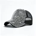 Vista dettagliata di un cappellino trucker in rete nera con strass argentati lucidi. - Taglia Adulto (Regolabile, Circonferenza 58CM) / Cappello a rete nero con strass argento