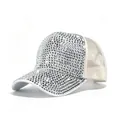 Vista dettagliata del cappellino da baseball con brillanti strass e rete bianca - Taglia Adulto (Regolabile, Circonferenza 58CM) / Cappello a rete bianco con strass argento