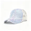 Dettaglio degli strass di cristallo iridescente su un cappello da baseball in rete bianca - Taglia Adulto (Regolabile, Circonferenza 58CM) / Cappello a rete bianco con strass iridescenti