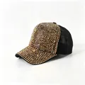 Dettaglio di strass champagne scintillanti su un berretto da baseball in rete nera alla moda - Taglia Adulto (Regolabile, Circonferenza 58CM) / Nero con strass dorati