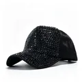 Vista dettagliata di un cappello da baseball nero alla moda con strass scintillanti e rete - Taglia Adulto (Regolabile, Circonferenza 58CM) / Nero/Zirconia Nera