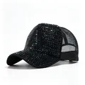 Dettaglio ravvicinato di un cappellino da baseball nero con strass e retro in rete - Taglia Adulto (Regolabile, Circonferenza 58CM) / Cappello a rete nero con strass neri