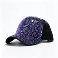 Dettaglio degli strass viola e blu su un cappellino da baseball nero in mesh alla moda - Taglia Adulto (Regolabile, Circonferenza 58CM) / Nero con strass blu e viola