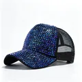 Vista macro di strass blu e viola scintillanti su un elegante cappellino da baseball mesh - Taglia Adulto (Regolabile, Circonferenza 58CM) / Cappello a rete nero con strass blu