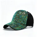 Vista dettagliata di strass colorati e rete traspirante su un cappello da baseball - Taglia Adulto (Regolabile, Circonferenza 58CM) / Nero/Zircone Verde