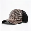 Dettaglio ravvicinato di strass oro rosa scintillanti su un berretto da baseball. - Taglia Adulto (Regolabile, Circonferenza 58CM) / Nero con strass grigio canna di fucile