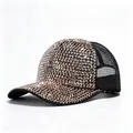 Vista dettagliata del berretto da baseball con strass scintillanti e rete nera - Taglia Adulto (Regolabile, Circonferenza 58CM) / Cappello a rete nero con strass grigio canna di fucile