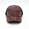 Vista dettagliata di strass scintillanti viola e oro su un cappellino da baseball nero - Taglia Adulto (Regolabile, Circonferenza 58CM) / Nero con strass oro rosa
