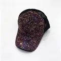 Dettaglio ravvicinato degli strass multicolori scintillanti su un berretto nero - Taglia Adulto (Regolabile, Circonferenza 58CM) / Nero con strass oro rosa a rete
