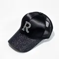 Dettaglio di un cappellino in raso nero con lettera R di strass e visiera glitterata - Nero / Taglia Adulto Circonferenza Del Cappuccio Regolabile 58 Cm