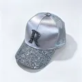 Primo piano del cappellino in raso argento con lettera R in strass e visiera di - Grigio / Taglia Adulto Circonferenza Del Cappuccio Regolabile 58 Cm